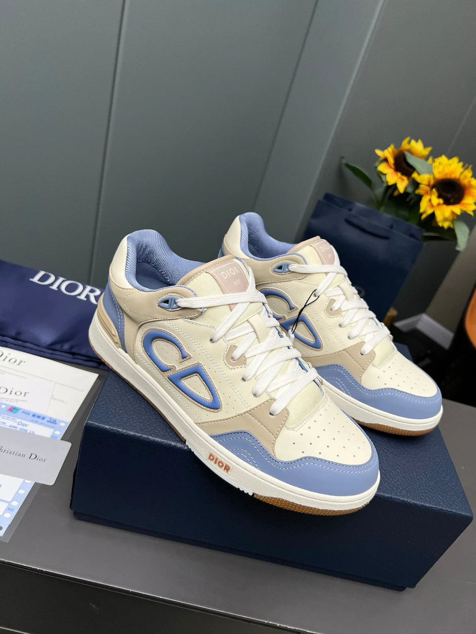 Men's Men's Shoes 💰600 Dior DiorB57 top version of low-top sneakers! ! ! Navy blue with beige smooth first-layer cowhide, fully oiled edges, T men's shoes 💰U outsole.  The 2024 autumn men's wear series has made a wonderful debut, a new classic item launched by Dior. Crafted from smooth first-grain cow leather in navy blue and beige, it's accented by a large leather heat-stamped CD logo on the sides. The distinctive laces of the same color match the color of the shoe body, and the opening and closing are decorated with various classic details on the tongue, sole and back side to enhance the style. The eyelet details, upper stitching and heel strip panels of the same color highlight the dynamic charm of its sports style. Exclusive two-color molded T men's shoes 💰U outsole is light, comfortable, non-slip and wear-resistant, the mesh lining and feet are customized with original colors, soft and breathable. Exquisite production technology highlights the grade, and can be matched with all kinds of clothing to create a refined look.
